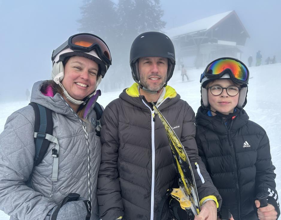 En familie p&aring; ski 
