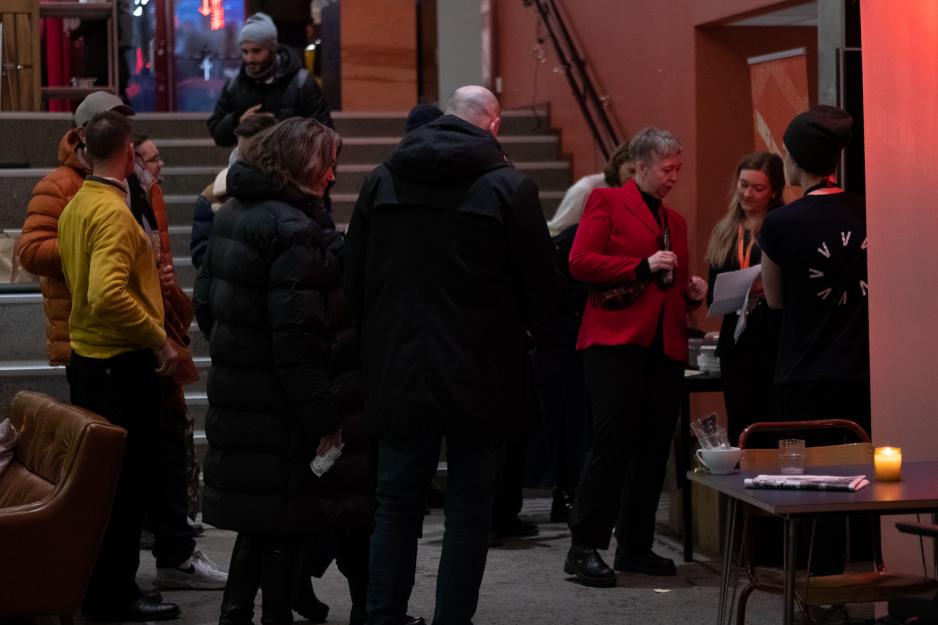 Folk venter i k&oslash; p&aring; &aring; g&aring; inn til teatersalen p&aring; Vega Scene