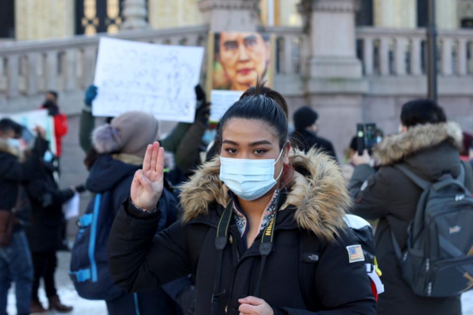 Nelly A. demonstrere mot milit&aelig;rkuppet i Myanmar