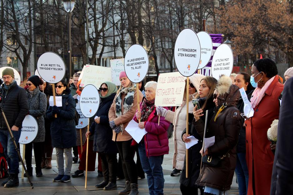 Demonstranter p&aring; Eidsvoll plass 3. mars 2022