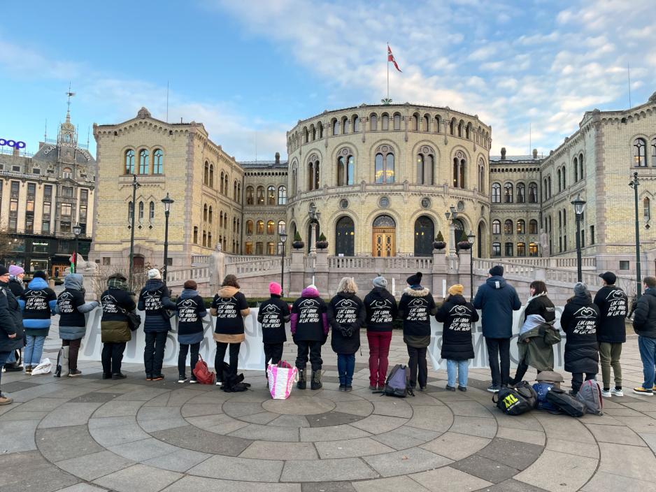 Stille demonstrasjon gjennomf&oslash;rt av frilanstolker