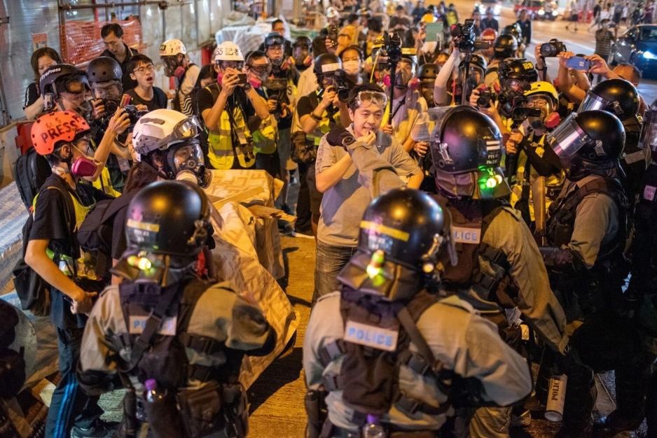 politi nedbemanner demonstrant p&aring; gata i Hongkong