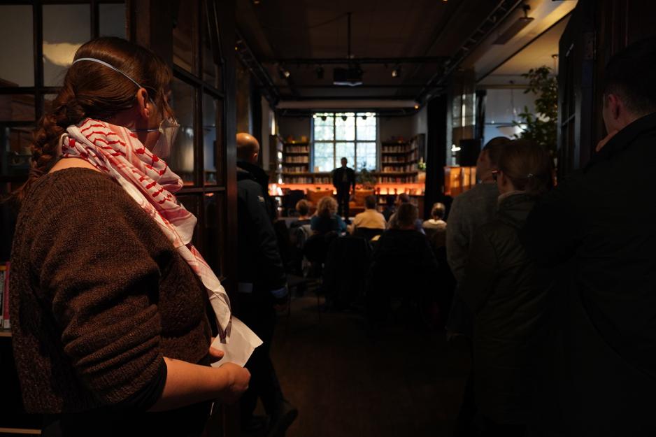 entr&eacute; ved palestiske diktlesing p&aring; Gr&uuml;nerl&oslash;kka biblioteket.