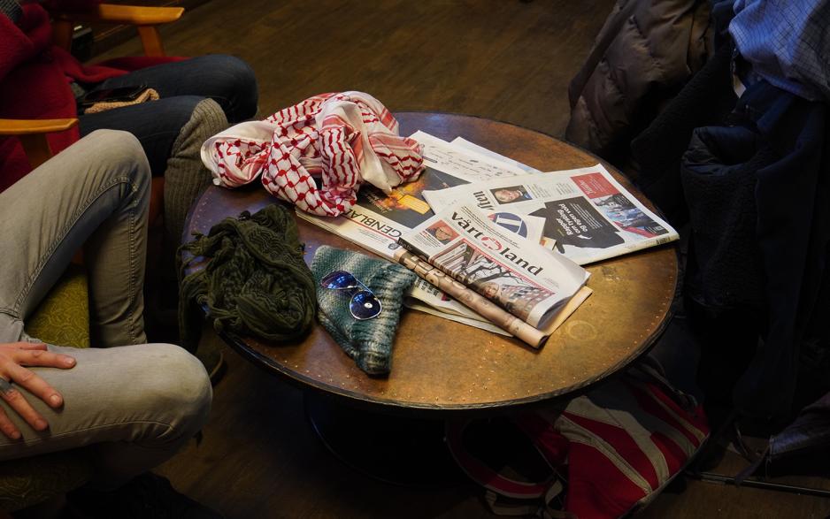 Palestinske skjerf p&aring; bibliotekets bordet. Foto: Kiana Hassani