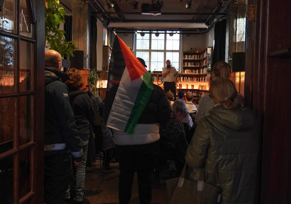 Palestinas flagg var med i p&aring; biblioteket. Foto: Kiana Hassani