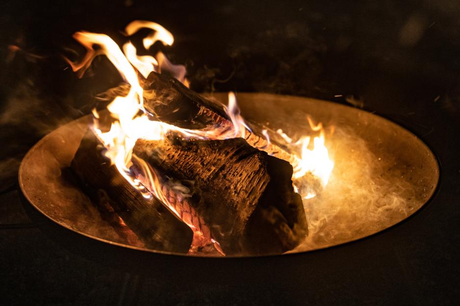 Vedkubbe som brenner i en b&aring;lpanne