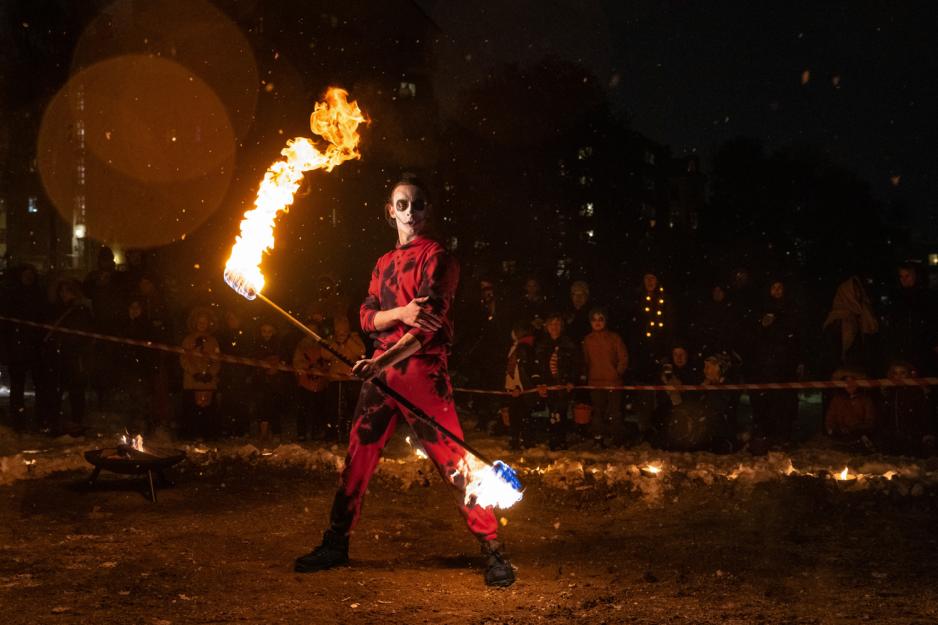 Gj&oslash;gler som sjonglerer med flammer