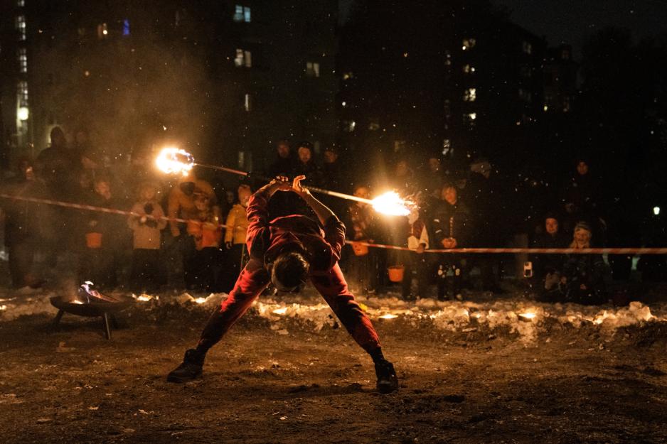 Gj&oslash;gler som sjonglerer med flammer under Halloween