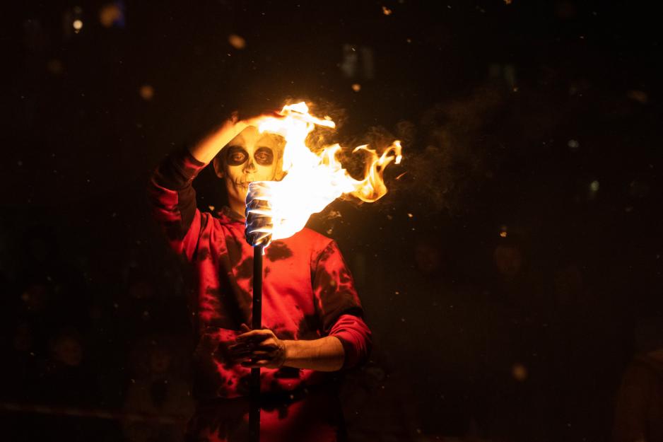 Gj&oslash;gler som sjonglerer med flammer