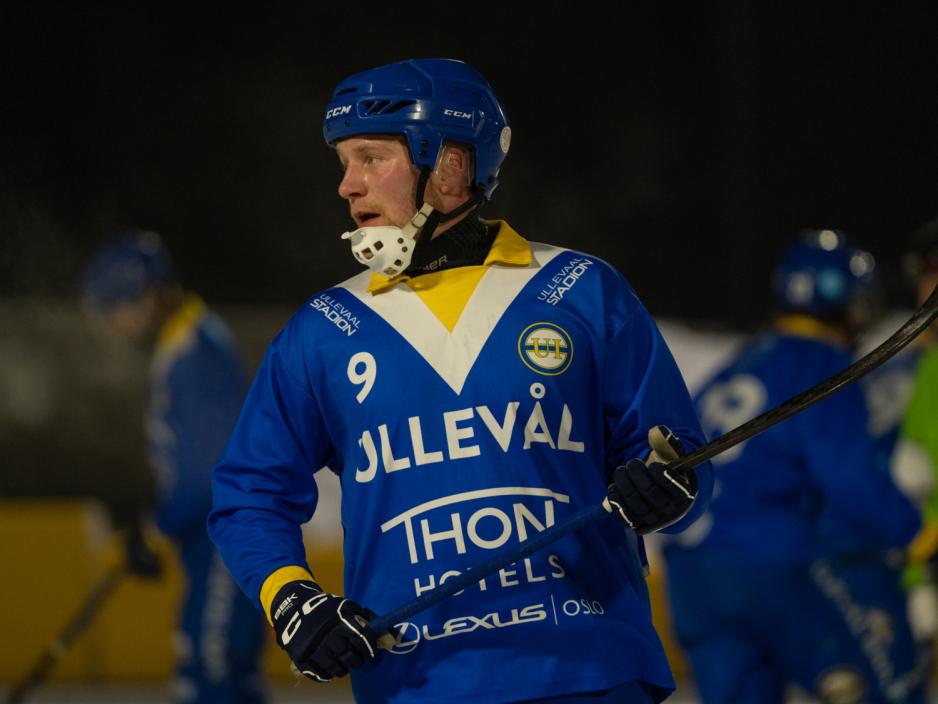 spilleren Jesper bergersen holder en bandyk&oslash;lle p&aring; banen