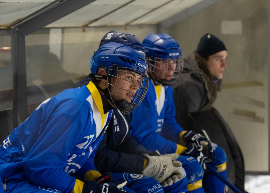 Ullev&aring;l bandyspillere sitter p&aring; benk