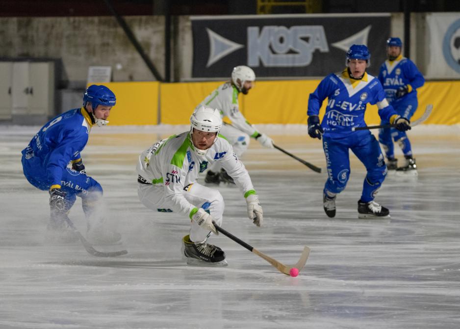 Bandyspillere kjemper om ballen p&aring; isen