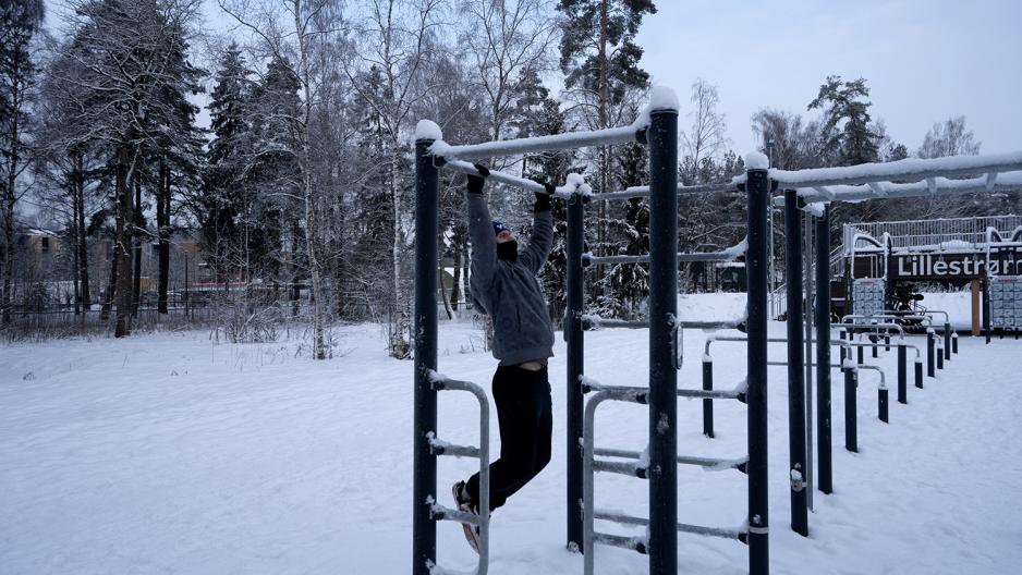 Mann som benytter seg av treningsapparater p&aring; Lillestr&oslash;m idrettspark.