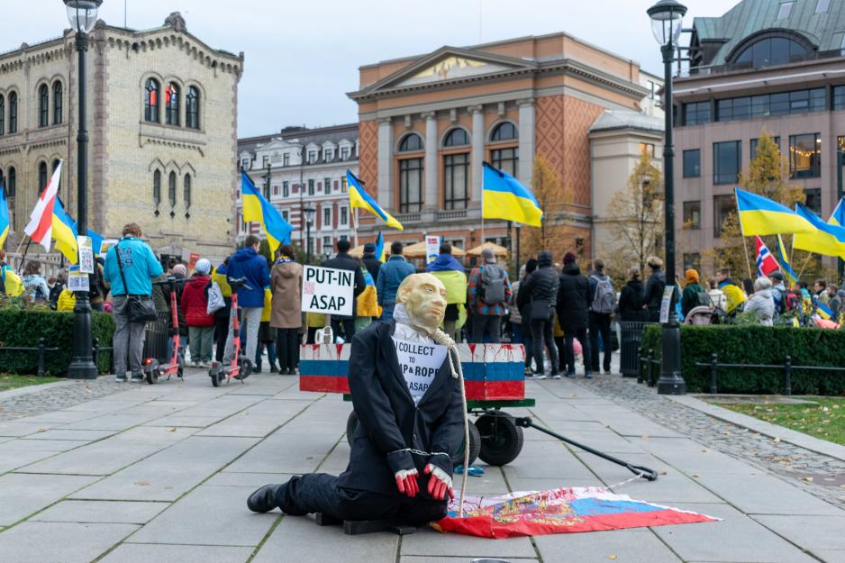 Dukke som skal forestille Putin med h&aring;ndhjern og tau rundt halsen 