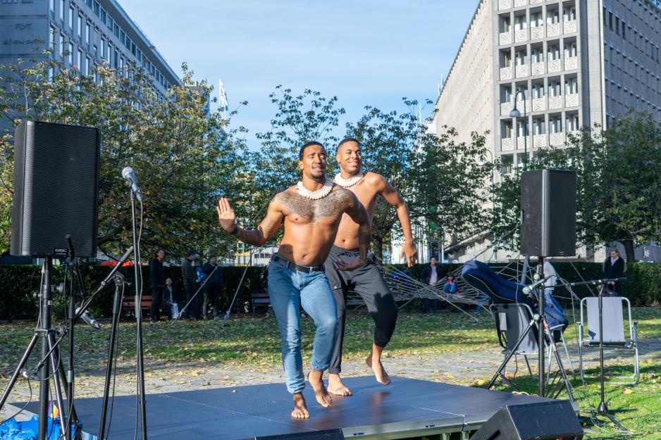 To menn st&aring;r p&aring; en scene og danser synkront