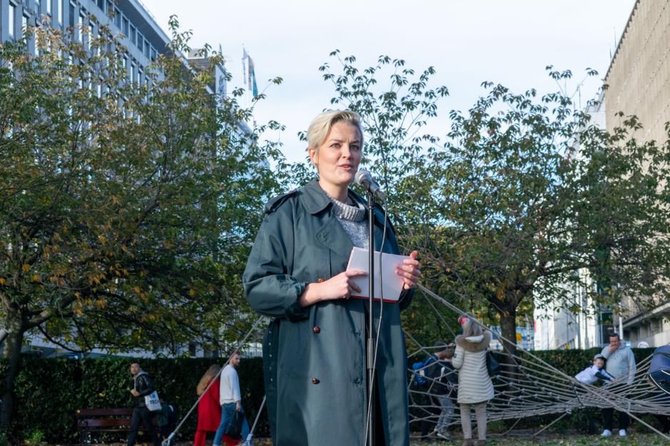 Kvinnelig konferansier snakker p&aring; en scene