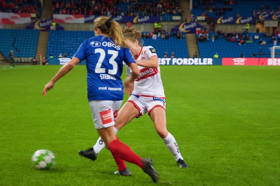 En intens kamp p&aring; stadion. Foto: Andrea Viland Ask