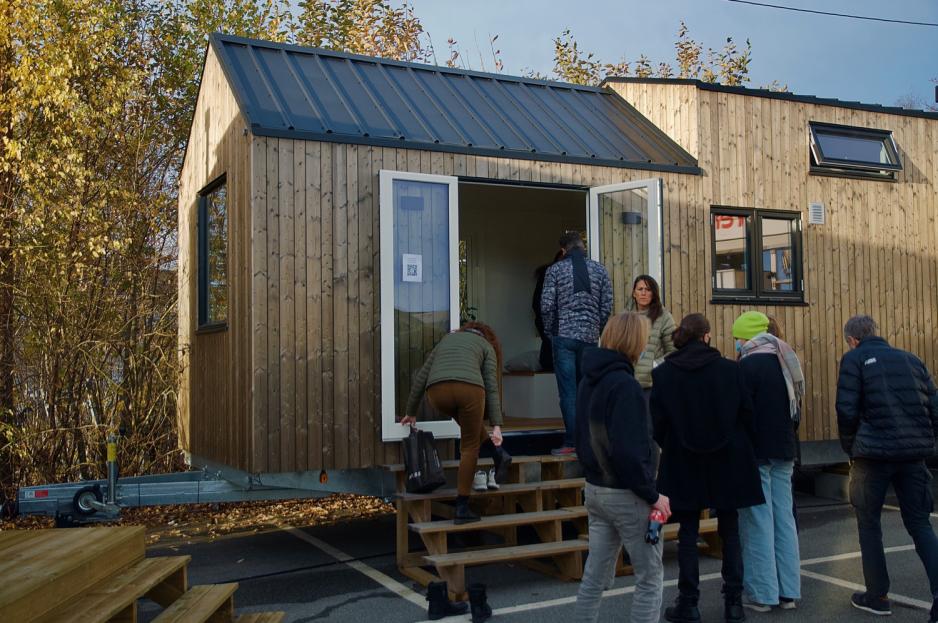 Flere m&oslash;tte opp til &aring;pen visning av Norske Mikrohus. Foto: Andrea Viland Ask