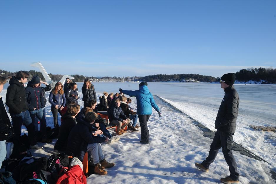 10. klasse forbereder seg til &aring; isbade. L&aelig;reren deler dem inn i grupper.