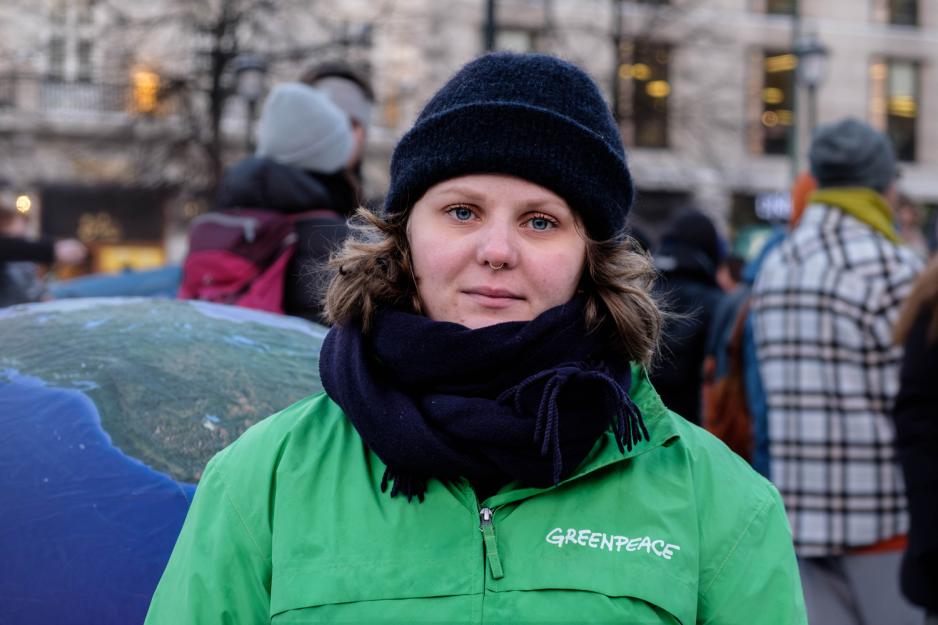 Haldis Helle foran en oppl&aring;sbar jordklode
