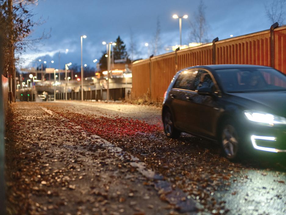 bil kj&oslash;rer over blader