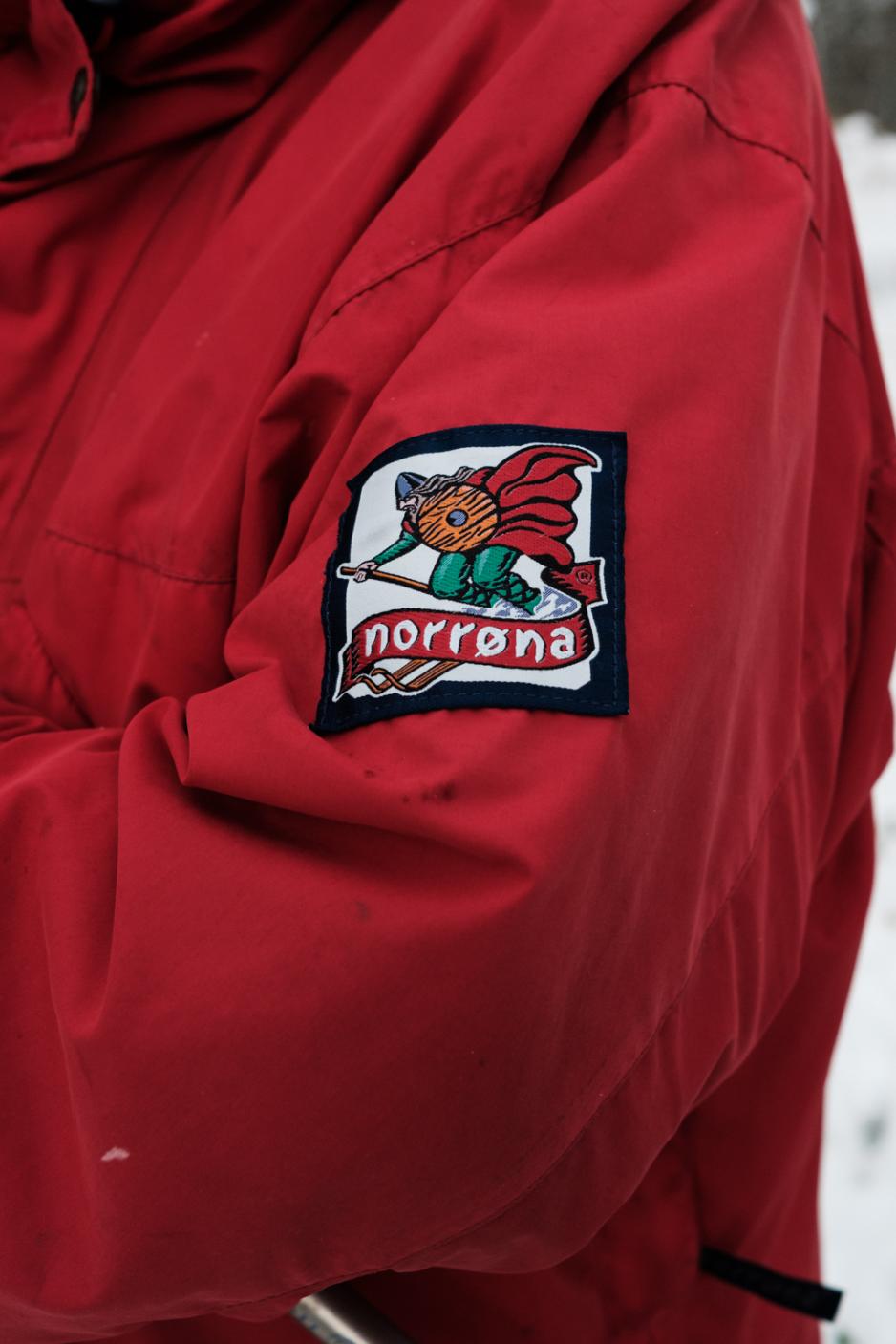 En r&oslash;d Norr&oslash;na-anorakk med gammel logo