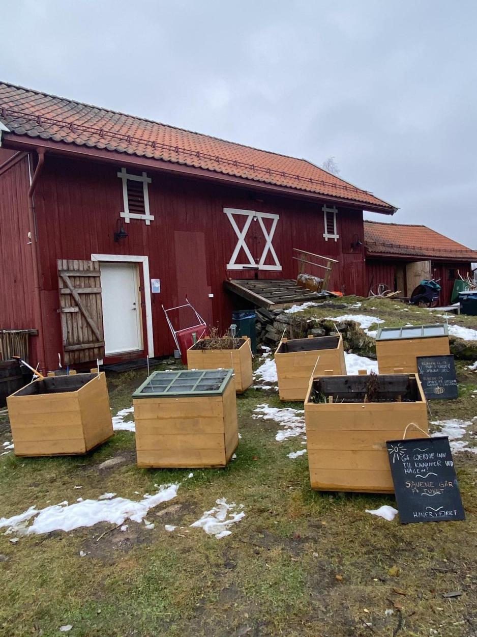 Gule kasser foran et g&aring;rdsbruk