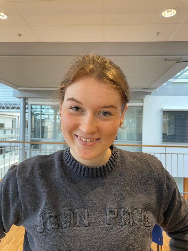 Eline &Oslash;verli som smiler