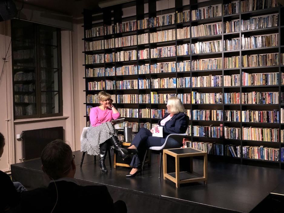 To kvinner spiller inn podkast p&aring; litteraturhuset