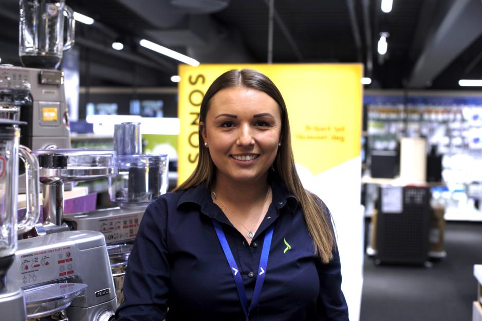 Daglig leder ved Elkj&oslash;p Storo, Ermina Ajdinovic, inne i butikken.