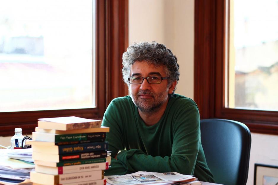 Portrett av Erol Onderoglu med b&oslash;ker