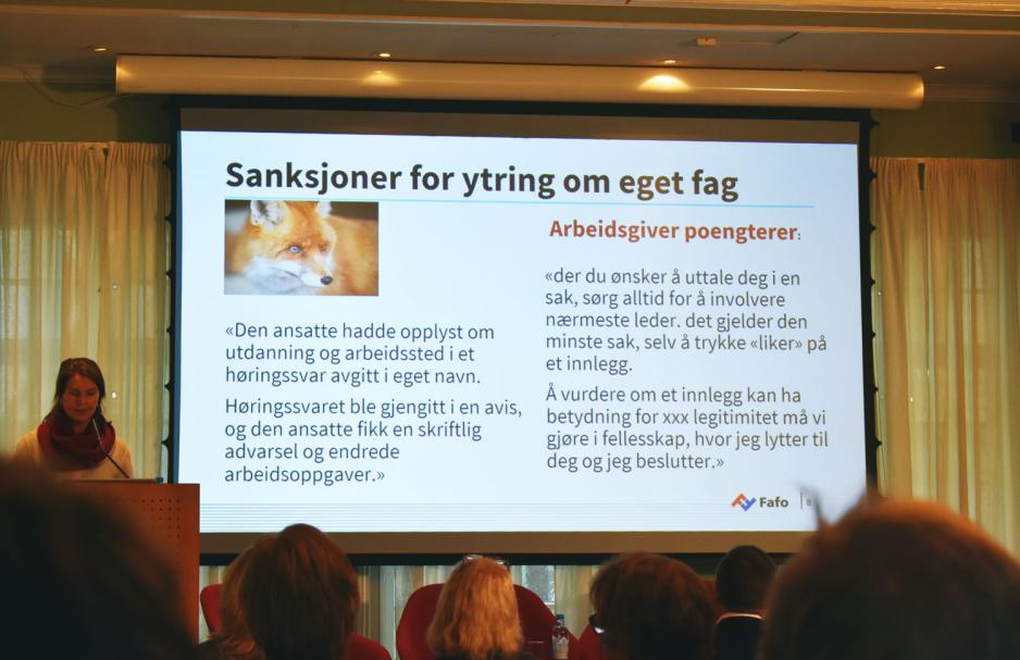 Paneldebatt i fritt ord sine lokaler. P&aring; lysbildet viser Sissel Tryggestad et eksempel p&aring; en tilbakemelding en varsler har f&aring;tt fra ledelsen.