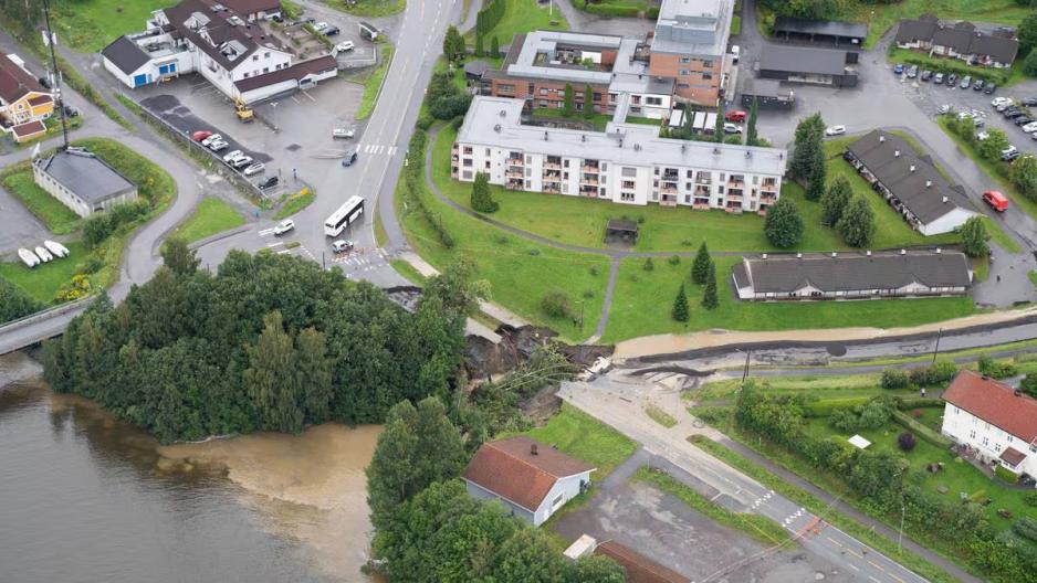 Et dronebilde viser &oslash;deleggelsene gjort av oversv&oslash;mmelsen i elva i Jevnaker.