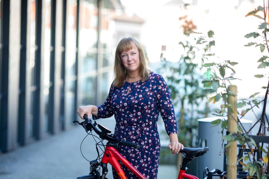 Heidi Tofter&aring; Slettemoen med sykkel