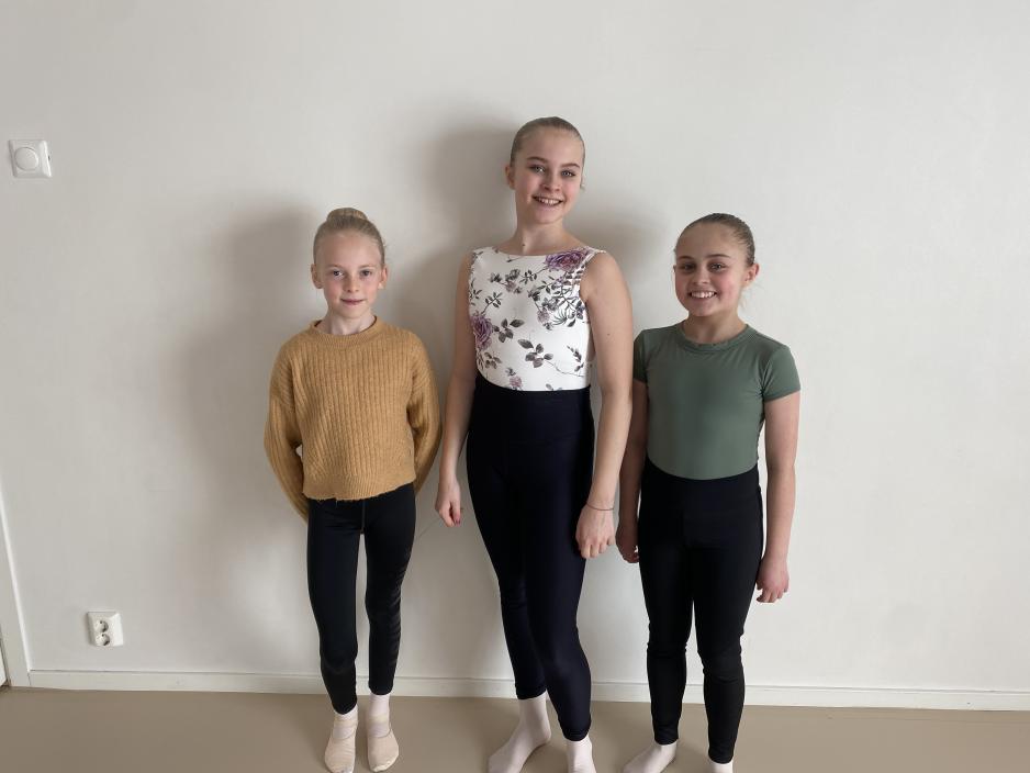 Tre av elevene p&aring; dansecampen