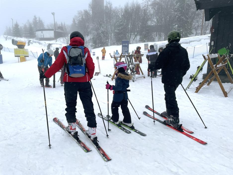 Familie p&aring; ski 