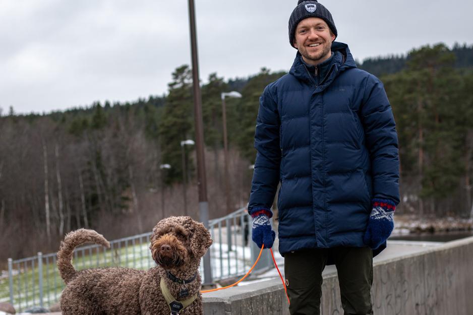 Mann p&aring; tur med hund