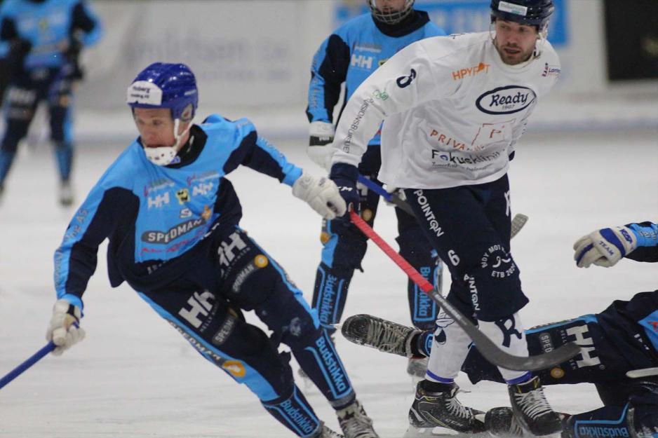 En bandyspiller fra Stab&aelig;k setter fart bort fra en readyspiller. 
