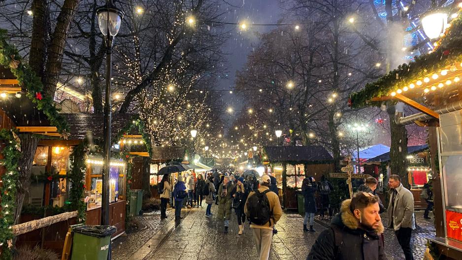 Gatene p&aring; julemarked er fylt opp av mennesker 