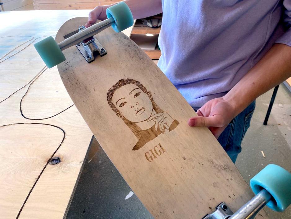 Longboard med Gigi Hadid p&aring; undersiden