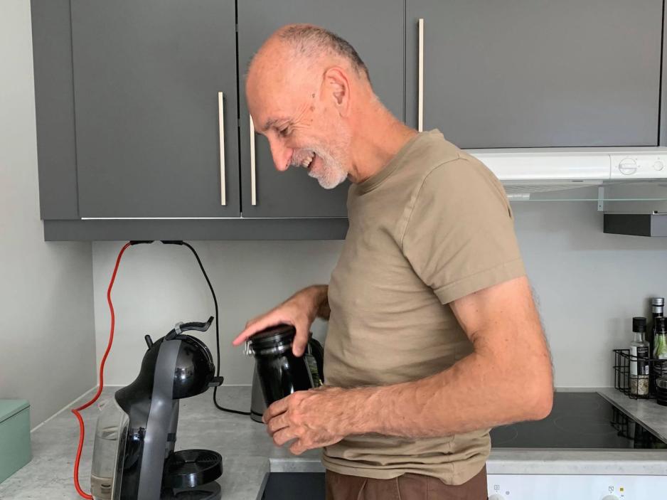 Goran Minic setter i en kaffekapsel i en kaffemaskin p&aring; kj&oslash;kkenbenken