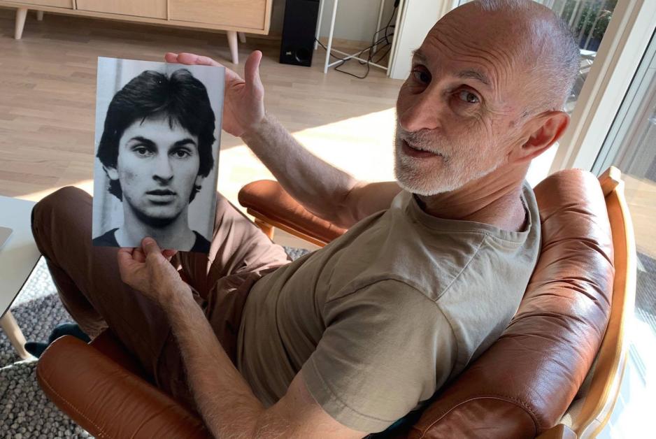 Goran Minic som holder gammelt svart hvit bilde av seg selv fra han var 17 &aring;r mens han sitter i lenestolen 