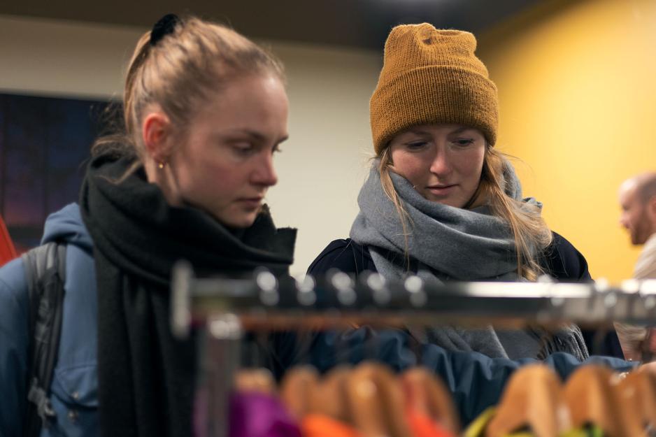 Hanne Andersen og Vilbj&oslash;rg Meyer ser p&aring; turkl&aelig;rene p&aring; Gr&oslash;nn Fredag
