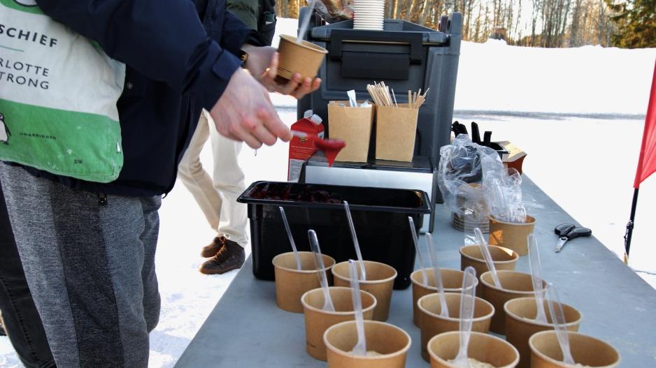 gratis havregr&oslash;t og kaffe p&aring; et bord