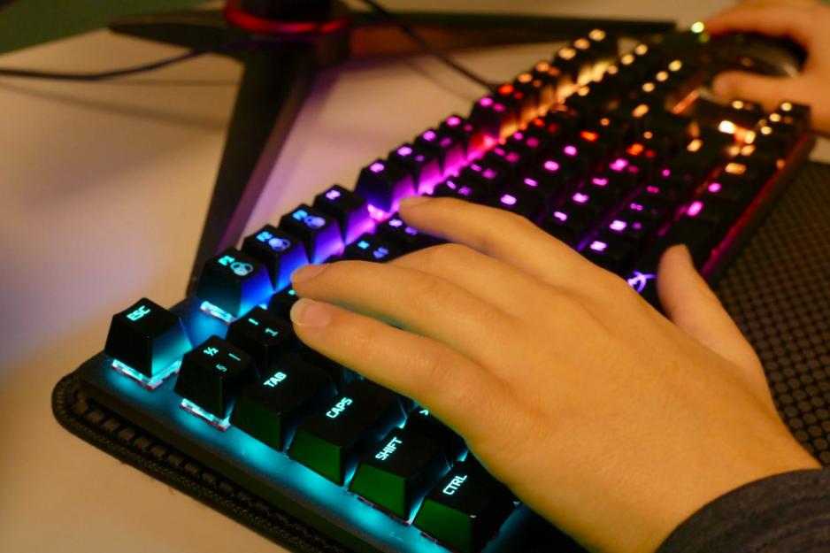 Bildet viser en h&aring;nd p&aring; et tastatur.