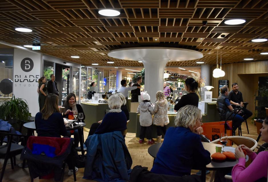 Strikkecaf&eacute;en ligger midt p&aring; torvet. Bildet: April Lin Flage