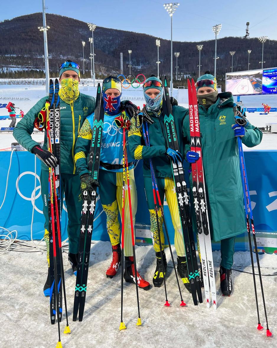Fire mannlige skil&oslash;pere fra Australia. De st&aring;r p&aring; en rekke med ski og staver i hendene. De har p&aring; seg skidress med fargene gr&oslash;nn og gul.