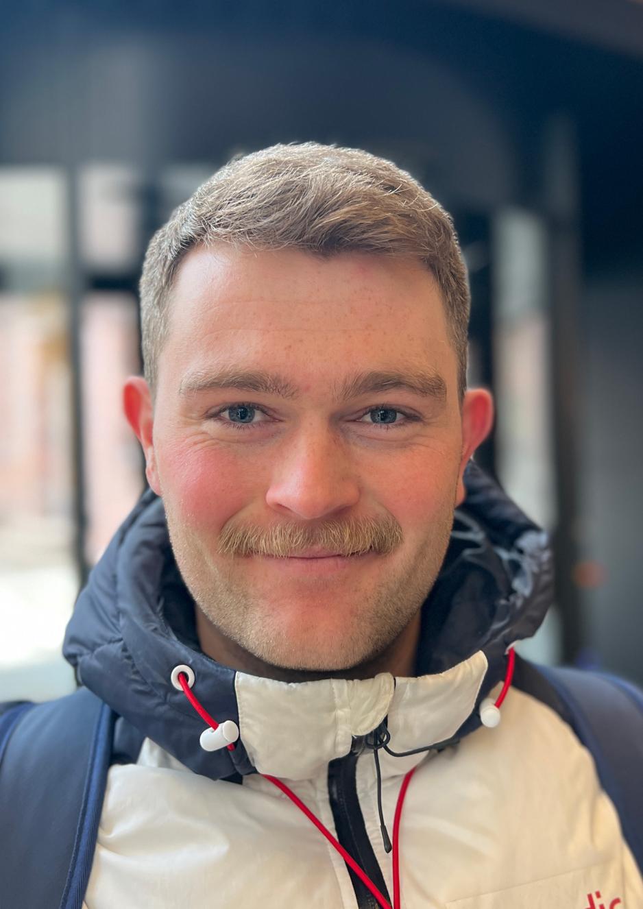 Mann med blond bart og h&aring;r, mildt smil