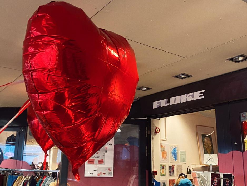 R&oslash;de hjerter foran Valentine's markedet.