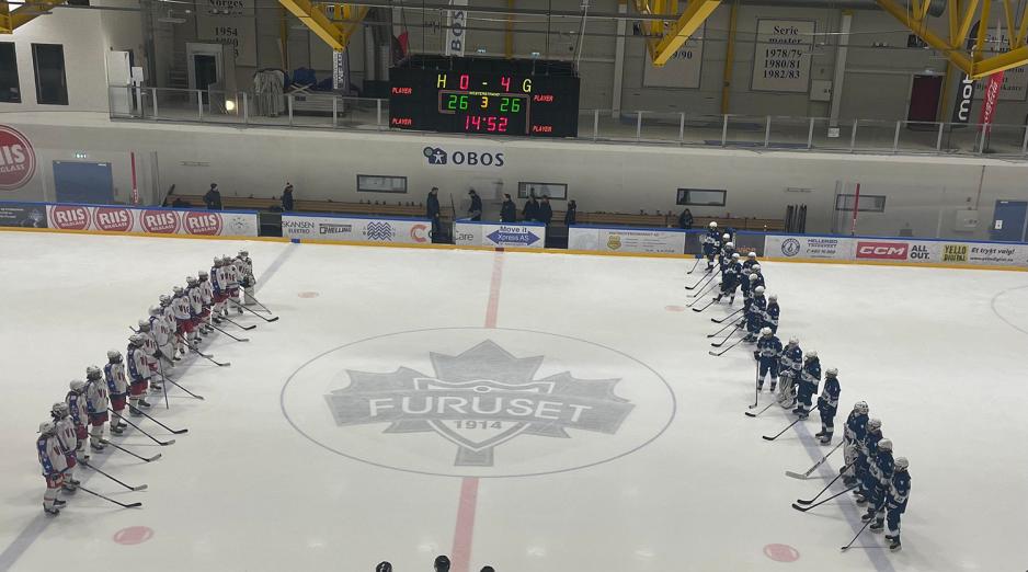 Ishockey spillere oppstilt p&aring; isen ved kampslutt p&aring; rekke og rad 